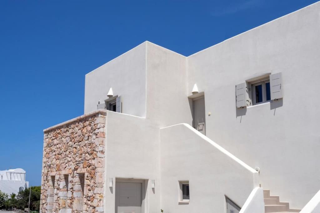 In The Heart Of Fira & Free Pool - Nychteri Suite Exterior foto