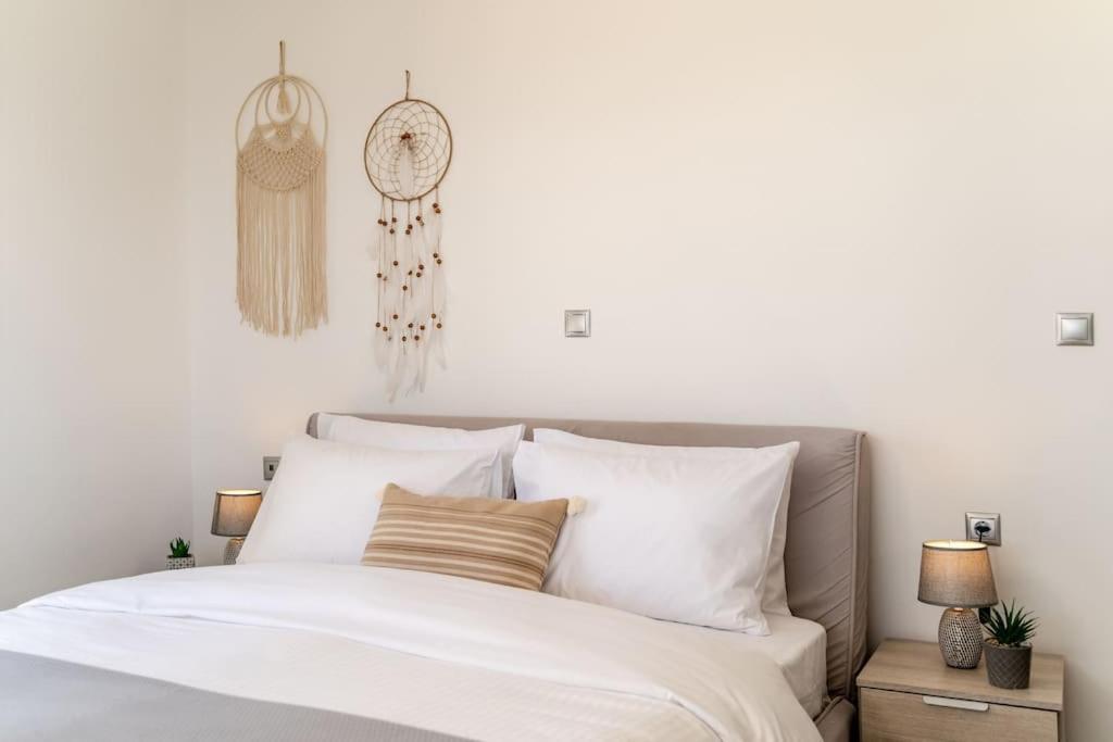 In The Heart Of Fira & Free Pool - Nychteri Suite Exterior foto